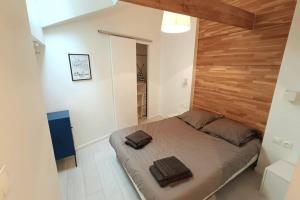 een slaapkamer met een bed met twee handdoeken erop bij Douceurs Angevine in Angers