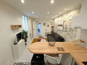Il comprend une cuisine et un salon avec une table et un canapé. dans l'établissement Douceurs Angevine, à Angers