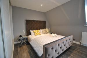 En eller flere senge i et værelse på Church Street 1BR Exec Apartment Central Windsor