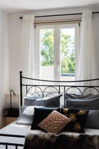 1 dormitorio con 2 camas con almohadas y ventana en Hybrid Work-Play Retreat - 2BR, 1B central Kreuzberg, en Berlín