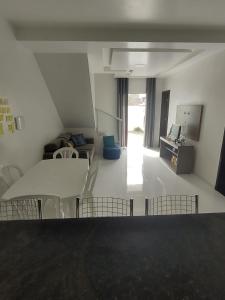 a living room with a table and a couch at Suíte confortável para o FIG! Inclui cozinha e sala in Garanhuns