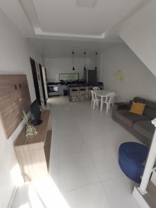 a large living room with a couch and a table at Suíte confortável para o FIG! Inclui cozinha e sala in Garanhuns +7 photos