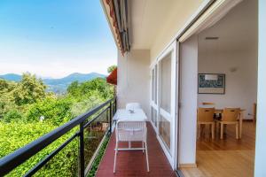 - Balcón con mesa y vistas en Aldesago City View by Quokka 360 - flat with a breathtaking view, en Viganello