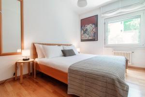 1 dormitorio con cama y ventana en Aldesago City View by Quokka 360 - flat with a breathtaking view, en Viganello