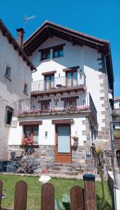 オチャガビアにあるAltxabi Apartamento Ruralのバルコニー付きの白い大きな建物