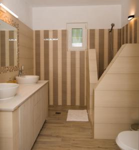 een badkamer met 2 wastafels en een douche bij Villa Zou in Ambelas