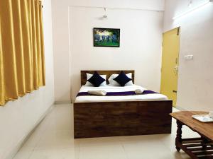 sypialnia z łóżkiem w pokoju w obiekcie VHB Inn w mieście Jigani