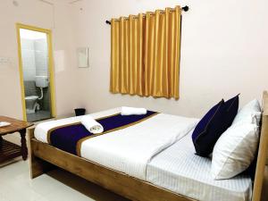 sypialnia z łóżkiem z żółtą zasłoną w obiekcie VHB Inn w mieście Jigani