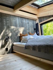 una camera da letto con un letto in una parete di legno di Fuglekassehytta a Sparbu