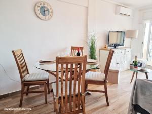 TV a/nebo společenská místnost v ubytování Sublime sea view apartement
