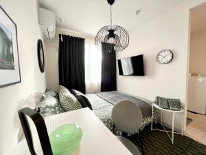 een klein appartement met een woonkamer en een keuken bij TYO Ikebukuro Designer’s Apt 102 in Tokyo