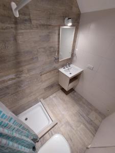 a bathroom with a sink and a mirror and a tub at Casa en Mar del Plata in Mar del Plata