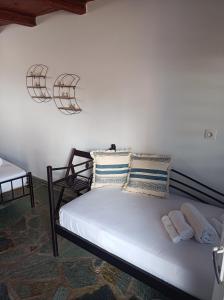 基席諾斯的住宿－Aelia Kithnos，一张床上有两个枕头的房间