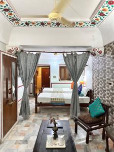 ein Schlafzimmer mit 2 Betten und einem Tisch in einem Zimmer in der Unterkunft Rawla Mrignayani Palace in Jaipur