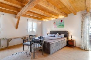 1 dormitorio con cama y techo de madera en Miris Hüs, en Endingen am Kaiserstuhl