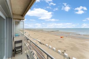 uma varanda com vista para a praia em DilemmaSea - App met zeezicht, terras én zwembad em Middelkerke