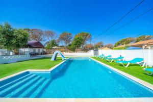 una piscina con un tobogán en un patio en HomeHolidaysRentals Adaggio - Costa Barcelona, en Fogars de la Selva