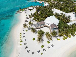 拉穆环礁Rahaa Resort Maldives的热带岛屿上度假村的空中景观