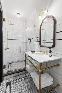 uma casa de banho com um lavatório e um espelho em Guild House Hotel em Filadélfia