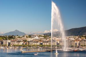 une fontaine dans l'eau en face d'une ville dans l'établissement Drake Longchamp, à Genève