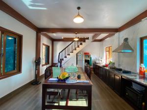 吉婆島的住宿－An Homestay-Stay with local family-Vietnam traditional design room，厨房设有木桌和楼梯。
