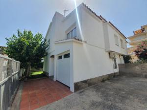 a white house with a gate and a driveway at Holiday Home Villa Guapa in L'Estartit