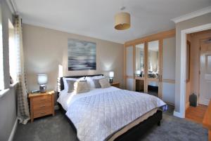 ウィンザーにあるStylish Two-Bedroom Apartments in Windsorのベッドルーム1室(ベッド1台、ランプ2つ、窓付)