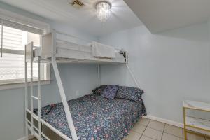 Tempat tidur susun dalam kamar di Lovely Abode Walk to Seaside Heights Boardwalk!