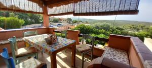 托雷戴科爾薩里的住宿－Casa Erbì，美景阳台配有桌椅