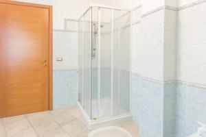 um chuveiro com uma porta de vidro na casa de banho em Giarranas House - Apartment with coutyard em Villacidro