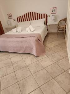 um quarto com uma cama e piso em azulejo em Giarranas House - Apartment with coutyard em Villacidro