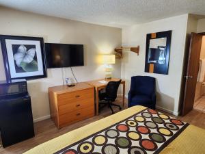 Televizorius ir (arba) pramogų centras apgyvendinimo įstaigoje WestSpring Inn - Westlake Cleveland dar 14 nuotraukų