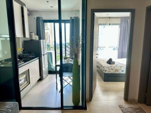 O bucătărie sau chicinetă la Best Location Condo with swimming pool, gym, sauna, washing mashine, Fast internet in Central of Pattaya