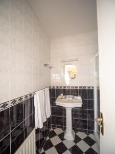 a bathroom with a sink and a mirror at Ceol na Mara Guest House in Enniscrone