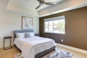 Un dormitorio con una cama grande y una ventana en MidTown Reno Vacation Rental Less Than 2 Mi to Downtown!, en Reno