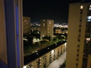 尼姆的住宿－Chambre spacieuse dressing WC et SDB communes，建筑在晚上可欣赏到城市美景