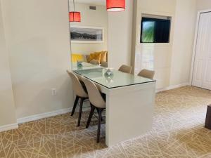 a kitchen with a table and chairs in a room at Amazing 1 Bedroom Resort 2 miles from Universal in Orlando