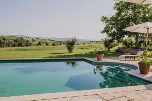 Bazén v ubytování Hotel Château Bela nebo v jeho okolí
