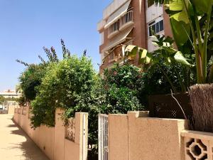 una recinzione accanto a un edificio con piante di Las Yucas, al lado de la playa ad Águilas