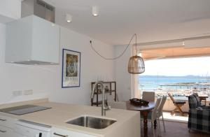 レスタルティットにあるEscorporaのキッチン、海の景色を望むダイニングルーム