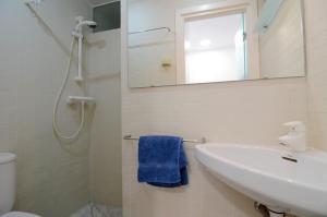 een witte badkamer met een wastafel en een spiegel bij Escorpora in L'Estartit +13 foto's