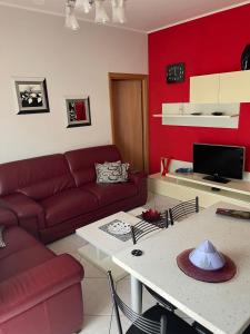 uma sala de estar com um sofá e uma mesa em Casa Primavera em Mozzate