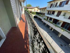 uma vista a partir da varanda de um edifício de apartamentos em Casa Primavera em Mozzate