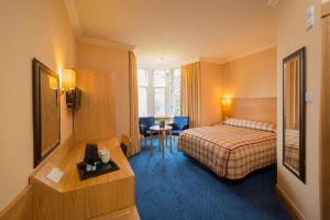 Postel nebo postele na pokoji v ubytování Loch Awe Hotel
