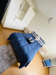 ein Schlafzimmer mit einem großen blauen Bett in einem Zimmer in der Unterkunft Hermoso departamento con vista al mar in Lima