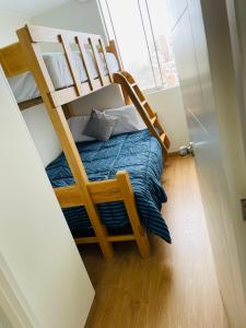 Zimmer mit 2 Etagenbetten und einem Bett in der Unterkunft Hermoso departamento con vista al mar in Lima