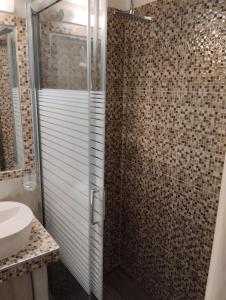 パレオ・ティフリキにあるVasilikiのバスルーム(シャワー、洗面台、トイレ付)