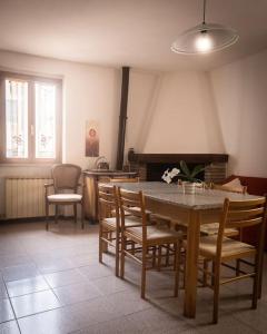 uma sala de jantar com mesa e cadeiras em Nel tranquillo centro d'Isola em Isola di Fano