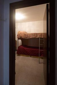 Dormitorio pequeño con litera en una habitación en Nel tranquillo centro d'Isola en Isola di Fano