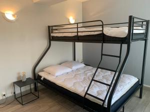 1 Schlafzimmer mit 2 Etagenbetten in einem Zimmer in der Unterkunft Arcadia appart face mer 7 pers in Le Touquet-Paris-Plage